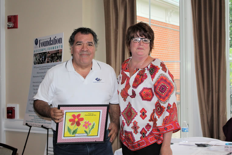 Tony accepts sponsor gift_765x510_opt